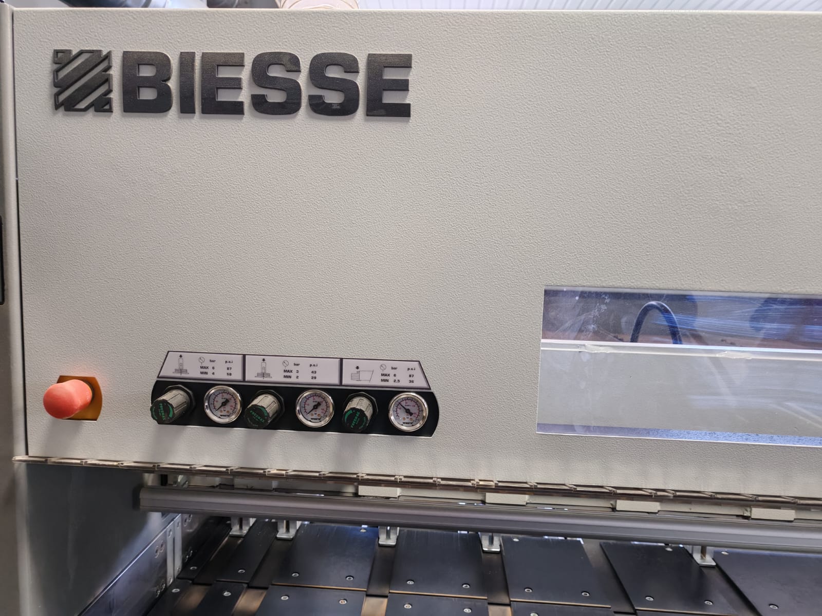 Biesse detalj mašine za obradu - logo i kontrolni sklop