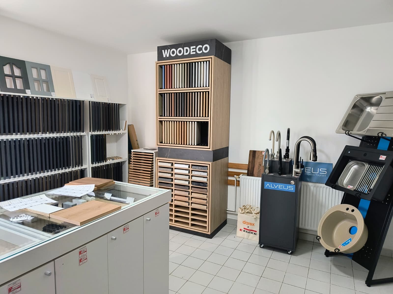 Prikaz širokog izbora dekora, pločastih materijala i uzoraka u salonu DUO GRANDE